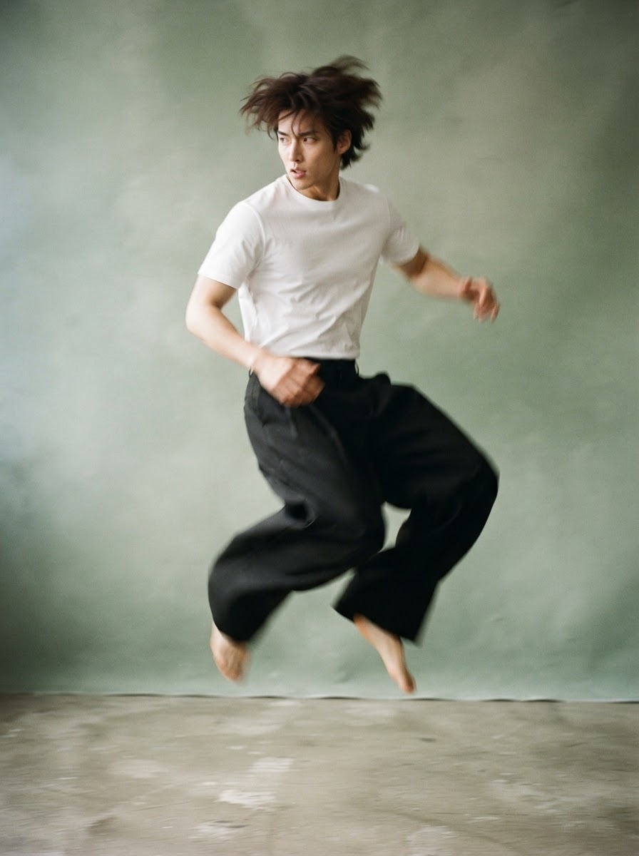 SKIPIKS AI时尚大片 — minimalist, casual — 화이트 티셔츠와 블랙 와이드 팬츠의 조합이 깔끔하면서도 여유로운 무드를 줍니다. 심플한 아이템들이지만 액세서리나 컬러풀한 신발로 포인트를 주시면