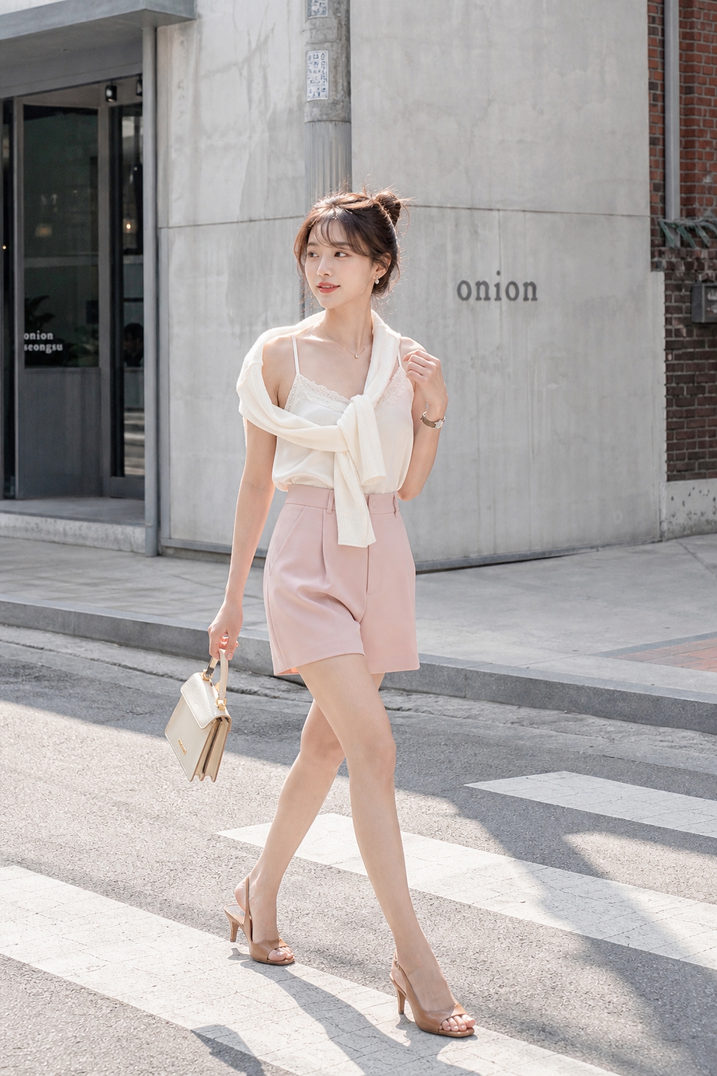 SKIPIKS AI 패션 화보 — feminine, chic — 크림색 슬리브리스 탑과 핑크 쇼츠가 어우러진 로맨틱한 여름 무드의 룩이에요. 니트 스웨터를 어깨에 살짝 걸쳐 시크함을 더해보세요. 데이트나 친구