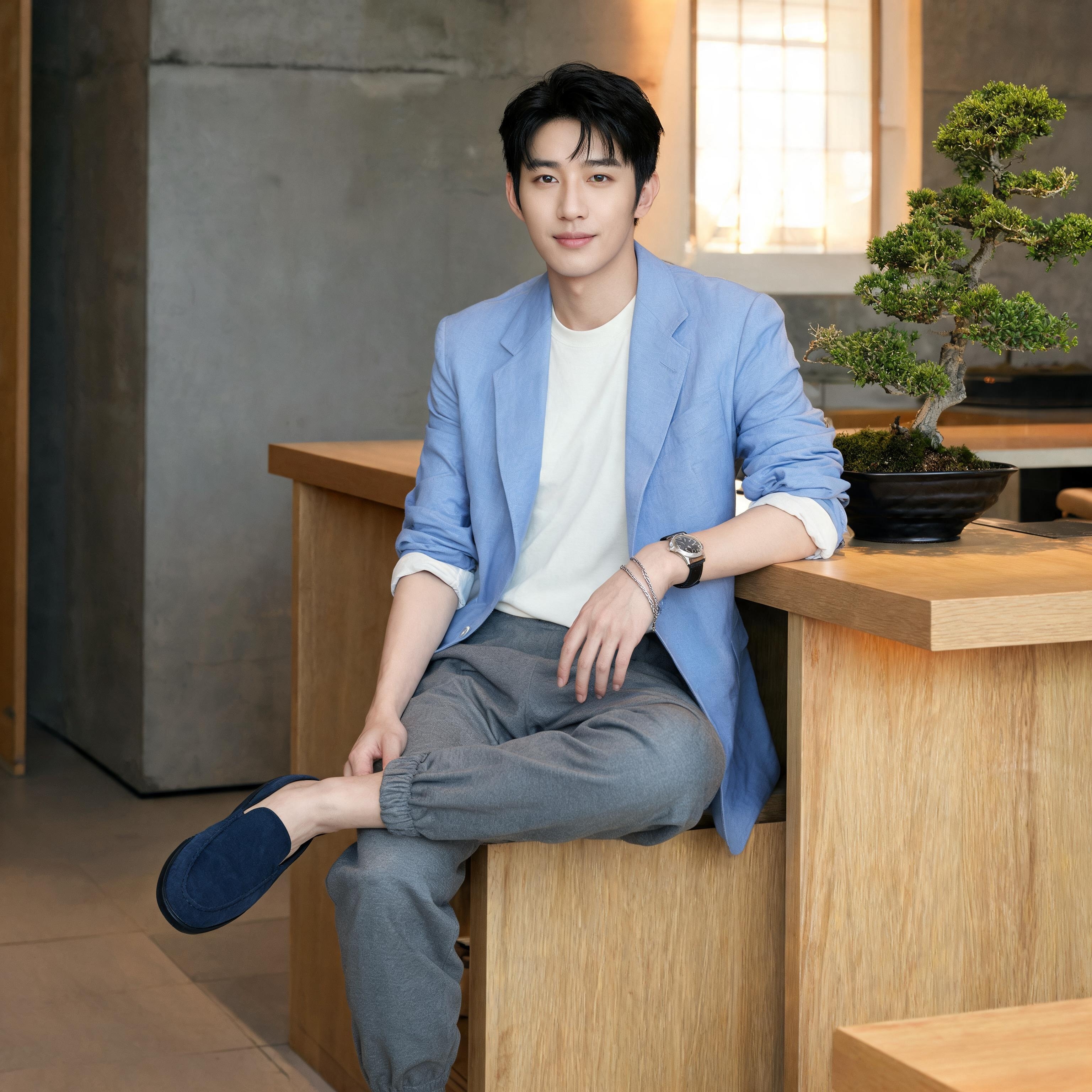 SKIPIKS AI时尚大片 — casual, minimalist — 天蓝色西装外套与灰色运动裤的搭配展现了春日的轻盈清新感。在西装外套下搭配简单的白色T恤，给人干净利落的印象。搭配海军蓝乐福鞋和银色手表，完美适合休闲约会或与朋友